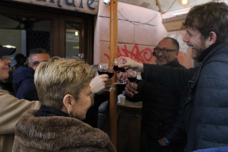 Rome: Food & Wine Tour with a local guide in Trastevere - Meeting at Santa Maria in Trastevere (and finding the yellow flag fast)