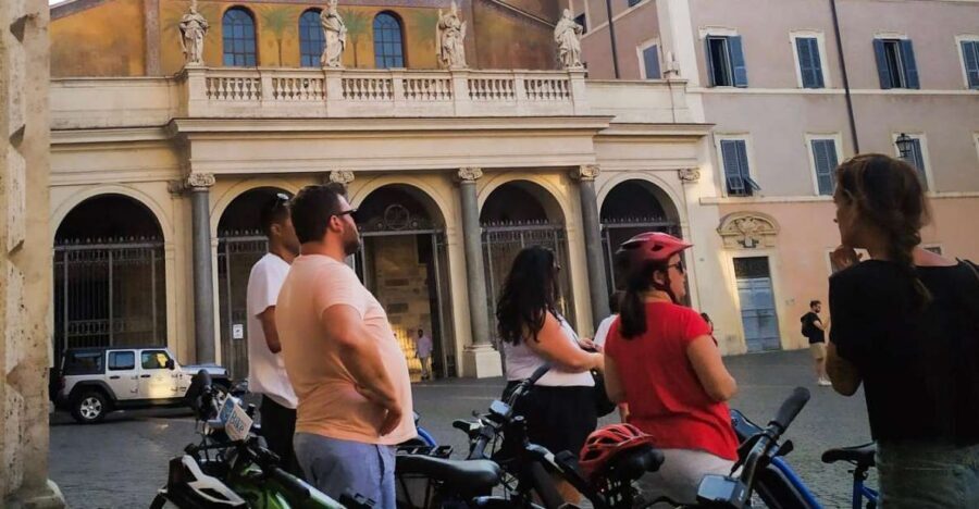 Rome :guided night e-bike tour with typical ice-cream - Giolitti ice cream by the Pantheon: the break that keeps the evening fun