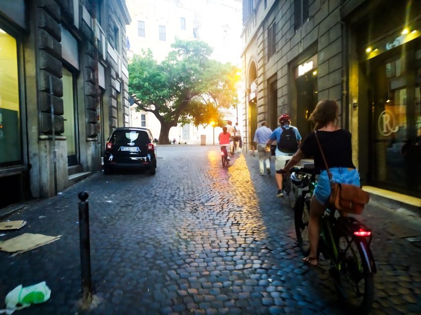 Rome :guided night e-bike tour with typical ice-cream - Starting at the Pyramid of Cestius and rolling toward Trastevere