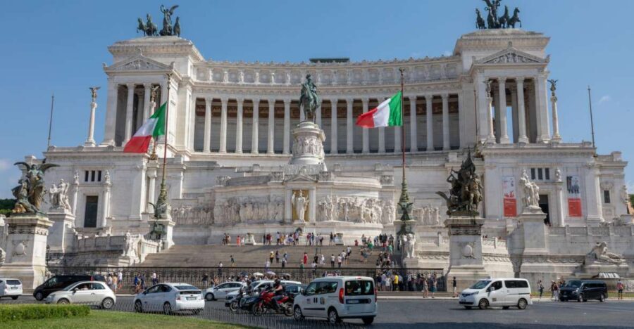 Rome: Historic Center Self-Guided Smartphone Tour - Piazza Venezia to Trevi Fountain: the coin-toss stop that drives the mood