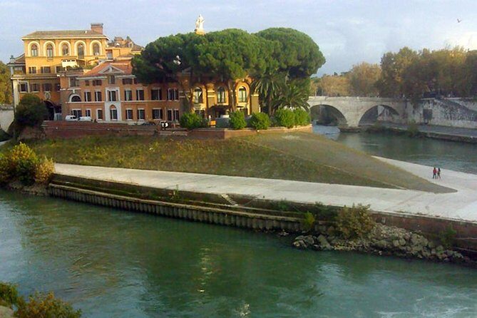 Rome: History and Flavors of the Jewish Ghetto, Semi-Private Tour - Meeting at Teatro di Marcello, then stepping into Trastevere
