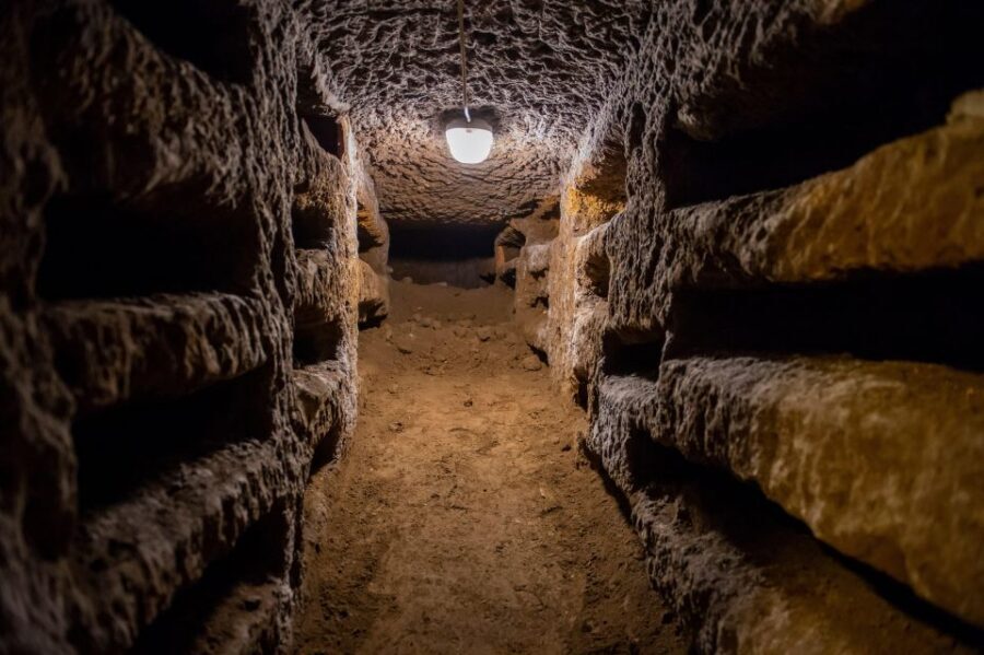 Rome: Mamertine Prison and Catacombs Tour - Meeting at Basilica Santi Cosma and Damiano: start without stress