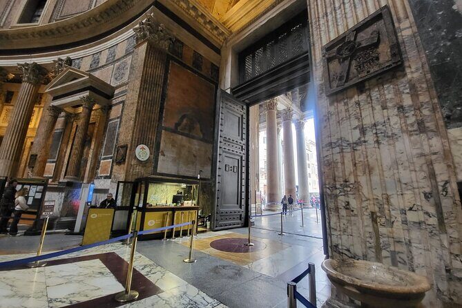 Rome: Pantheon Guided Tour with Entry Ticket - Raphael’s tomb and the Pantheon’s burial role