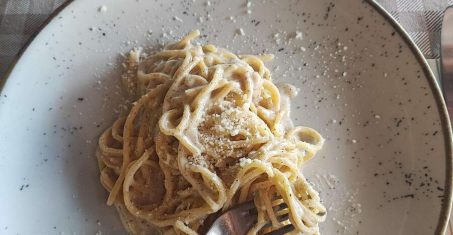 Rome: Pasta, Pizza & Gelato Tour in TRASTEVERE - Thin-crust Roman pizza and the topping locals actually want