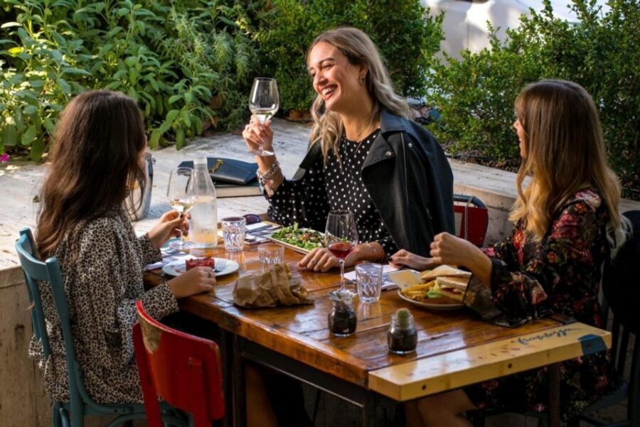 Rome: Piazzas and Fountains Sunset Tour with Aperitivo - Finding your guide near Four Lions Fountain