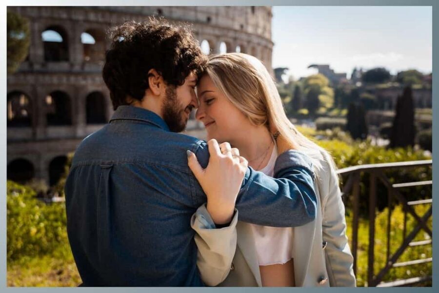 Rome: Romantic Couple Photoshoot Experience at the Colosseum - Timing, crowds, and what to wear for better photos