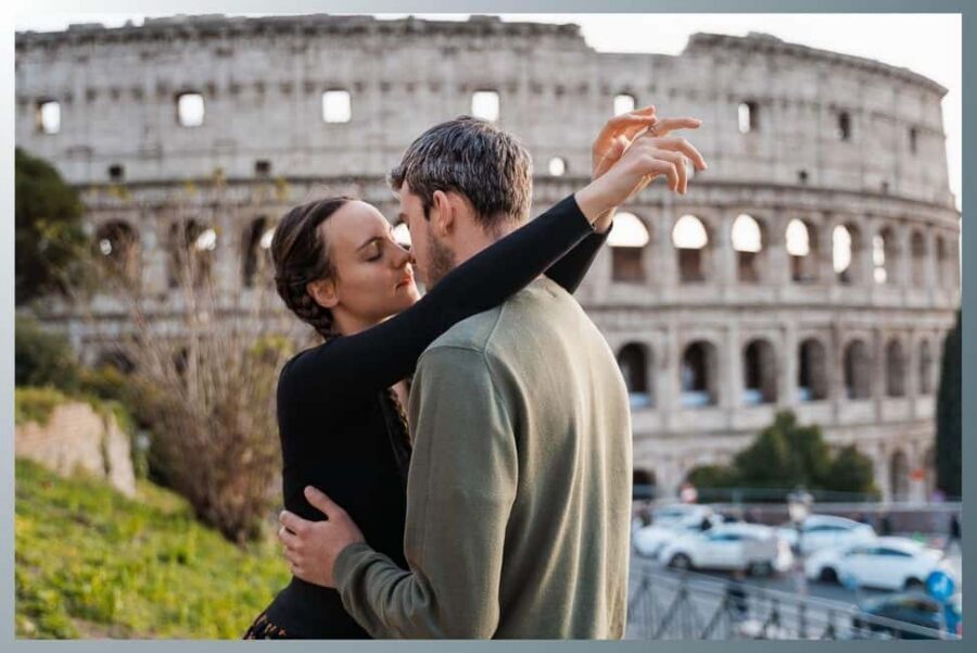 Rome: Romantic Couple Photoshoot Experience at the Colosseum - How the photographer turns a viewpoint stop into real couple photos
