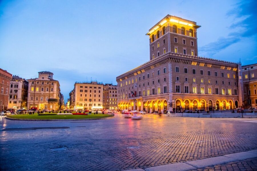 Rome: Rome at Night Evening Historical Walking Tour - Piazza Navona After Dark: Bernini Fountains and Street Life