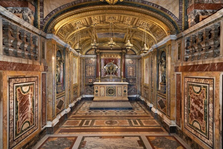 Rome: Santa Maria Maggiore Upper Areas Skip-the-Line Ticket - Hall of the Popes: portraits, memorabilia, and royal connections