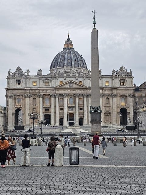 Rome: St Peter's Basilica & Papal Tombs Tour with Dome Climb - St. Peter’s Square to Basilica Door: How the Tour Handles Crowds