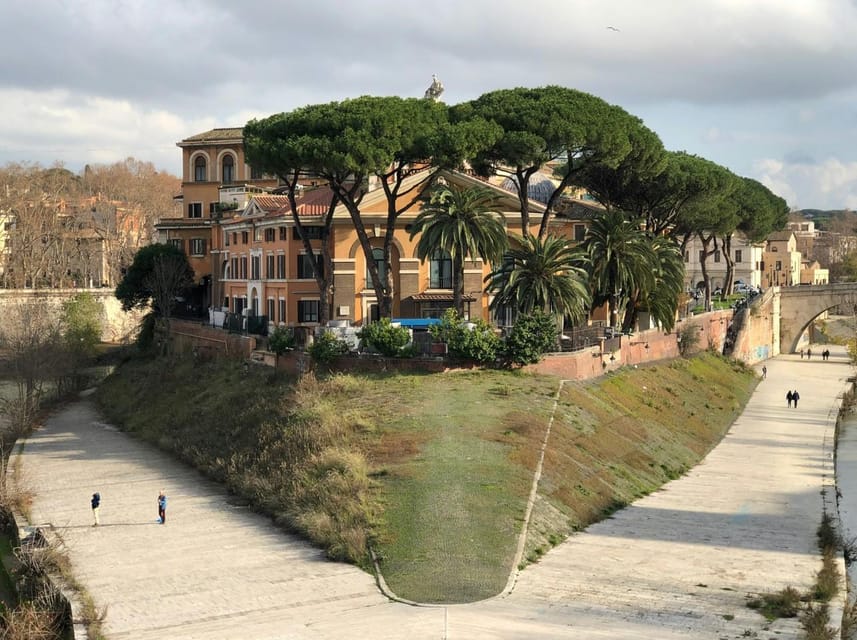 Rome: Trastevere and Jewish Ghetto Highlights Tour - Santa Maria in Trastevere: finishing with a strong landmark