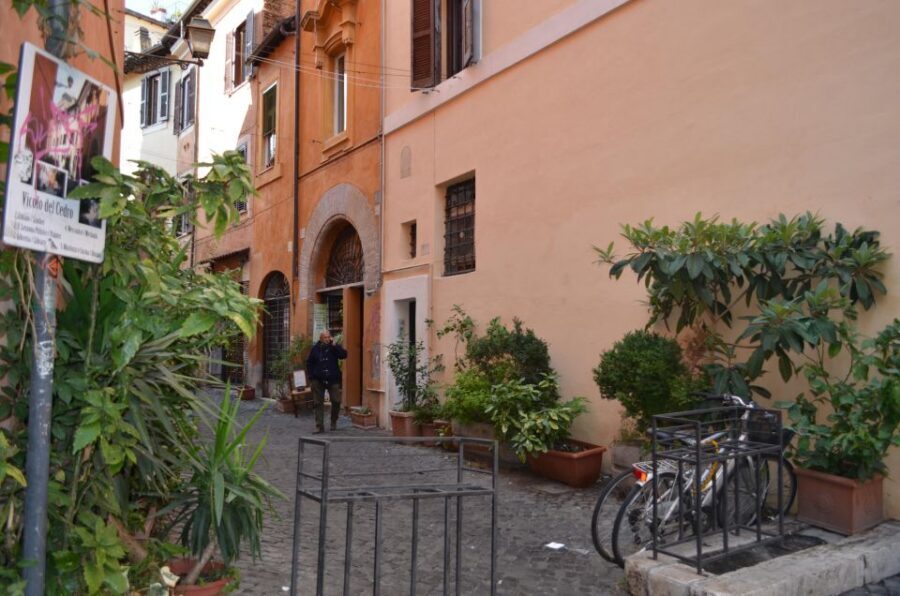 Rome: Trastevere and Jewish Ghetto Street Food Walking Tour - Jewish Ghetto With a Guide: stories that change how you see the streets