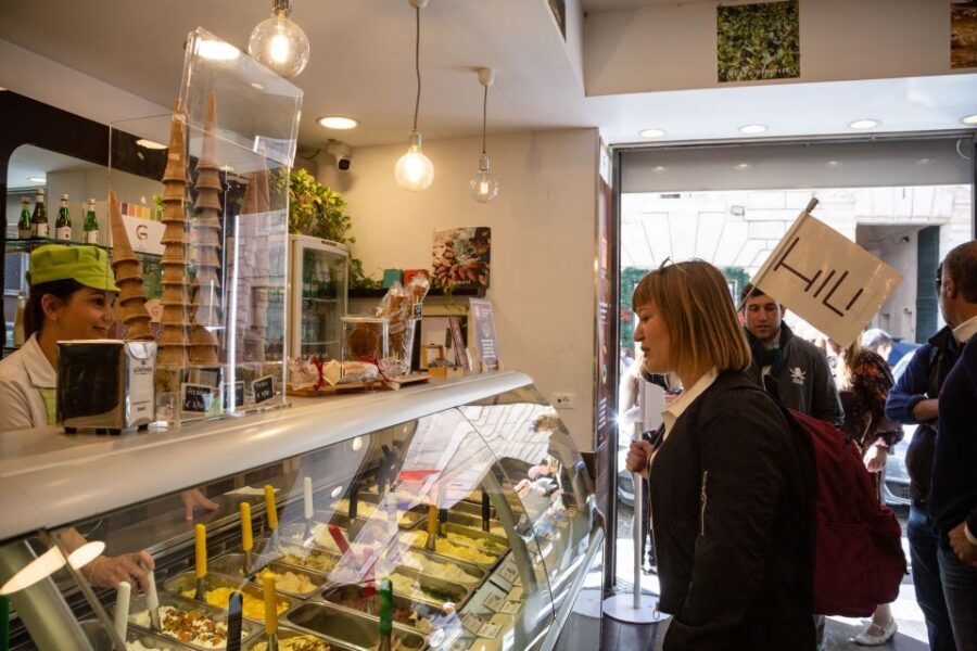 Rome: Trastevere & Campo de Fiori Street Food Walking Tour - Santa Maria in Trastevere and the pizza tradition from 1870