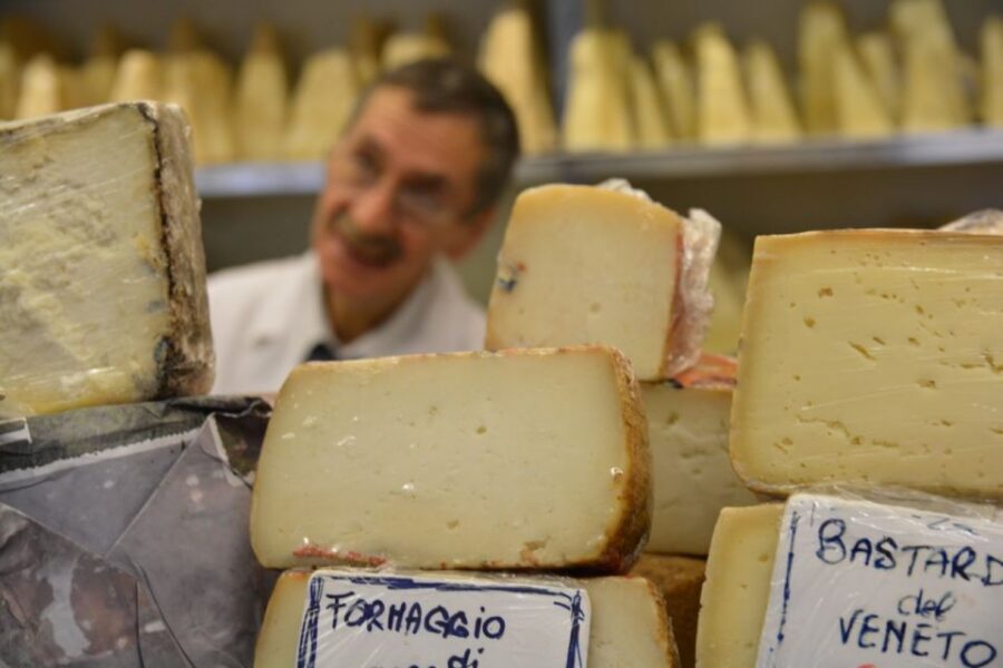 Rome: Trastevere Food and Wine Tasting Tour - Meeting at Giuseppe Gioachino Belli: how the 3.5 hours actually move