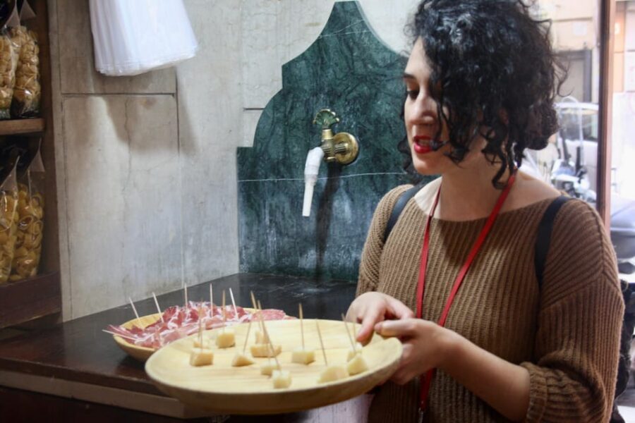 Rome: Trastevere Quarter Street Food Tour with Sightseeing - Vicolo dell’Atleta and the street-food style you came for