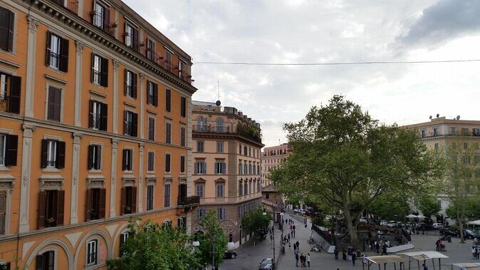 Rome: Trastevere Ultimate Food Tour by Do Eat Better - Stop 1: Biscotti-Style Cookies at Via di Ponte Quattro Capi