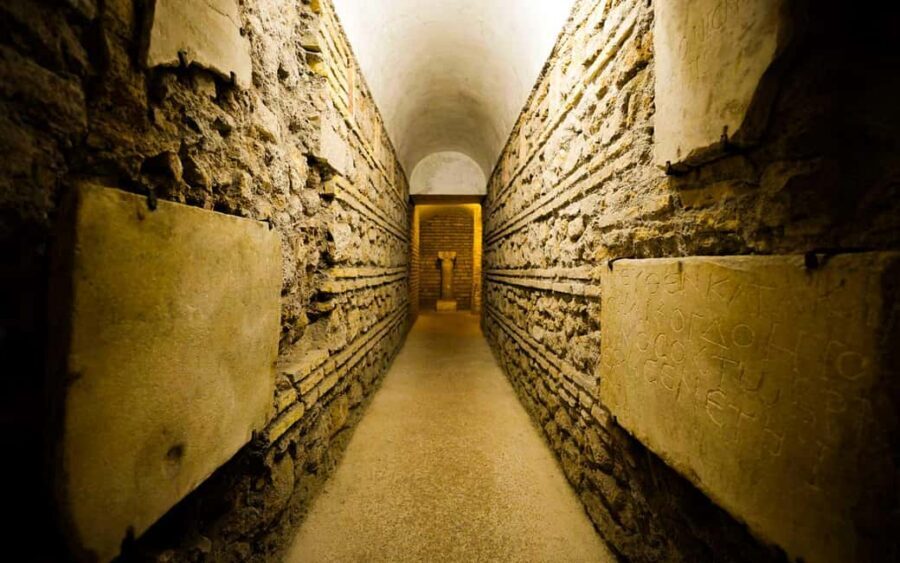 Rome: Trastevere with Underground Crypt & Jewish Ghetto tour - Why the small-group size really matters here