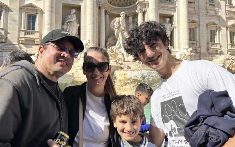Rome: Treasure Hunt for Kids and Families Trevi and Pantheon - Starting at Piazza Mignanelli: where the hunt begins