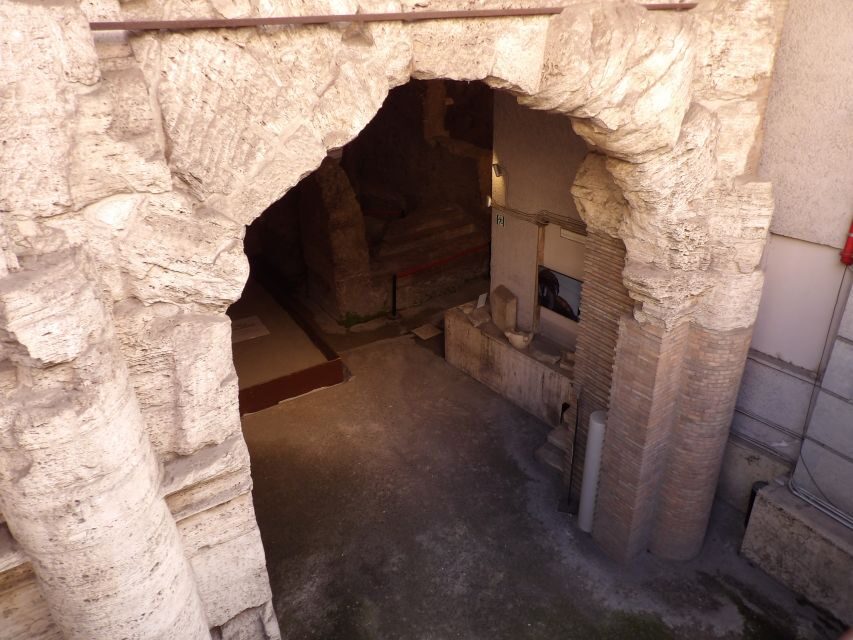 Rome: Trevi Fountain and Navona Square Underground Tour - Language, guides, and small realities that can affect your experience
