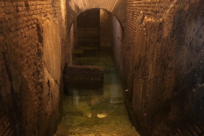 Rome: Trevi Fountain District and Underground Domus Guided Tour - Stop 1: Descending to the Aqueduct Tank and Roman Cistern Story
