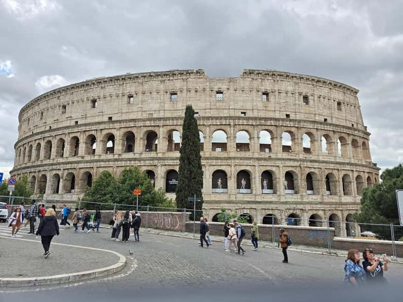 Rome: Tuk Tuk Tour of the Rome City Center - Meeting at Caffè Roma: starting smoothly (and on time)