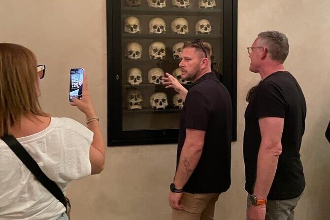 Secrets of Rome - The dark side Small Group Walking Tour - Via dei Banchi Vecchi: Narrow Cobbles and a Serial Killer House Story