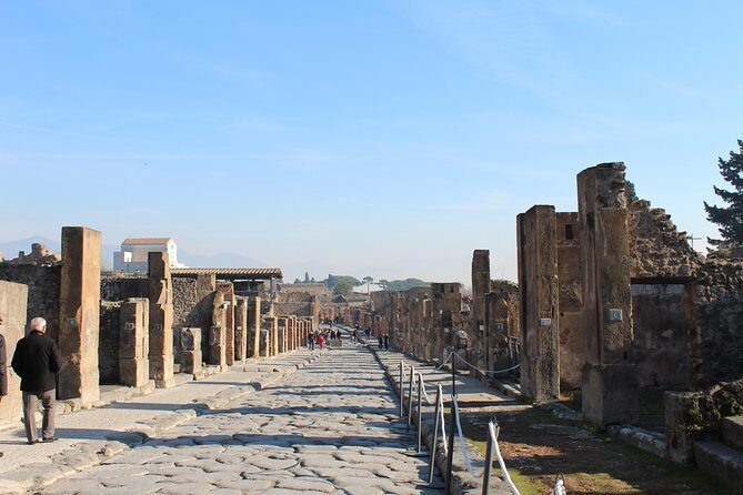Skip-the-Line Pompeii Archaeological Site with Private Guide - Where you meet at Hotel Vittoria (and why that’s useful)