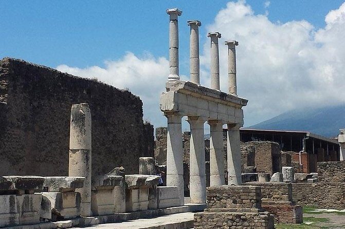 Skip the Line Private Pompeii Guided Tour - The Foro de Pompeya: Where Public Life Took Place