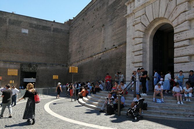 Skip-The-Line: Sistine Chapel & Vatican Tour with A Guide - The meeting point and group size: staying together matters