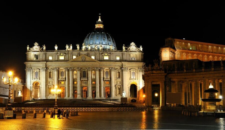Skip the line Vatican Museum Sistine & St.Peter Private Tour - Sistine Chapel: hearing the story before you look up