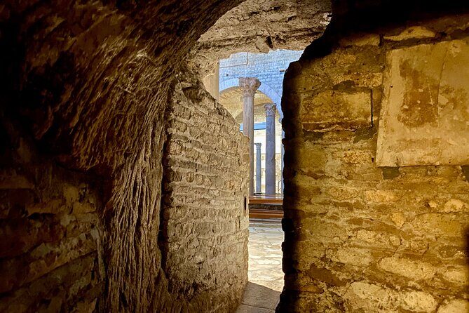 Small-Group Tour of Roman Catacombs & St. Clement's Undergrounds - Guides and Style: When Storytelling Leads the Way