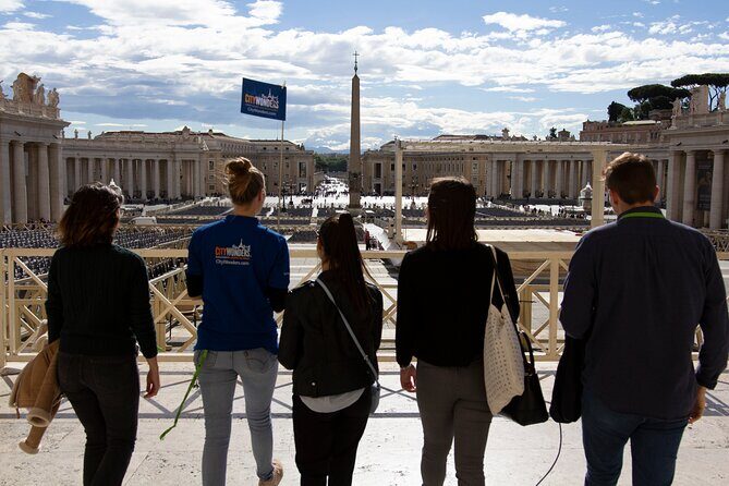 St. Peter's Basilica Guided Tour with Reserved Entrance - Guides, crowd-smart tactics, and meeting-point reality