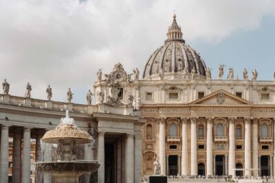 St. Peter’s Basilica Priority Access Tour with Dome & Crypt - The morning start: where you meet and what your guide does first
