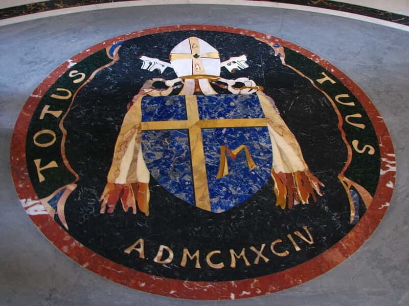 St. Peter's Church Fast Track Private Tour With Dome Option - Vatican Grottoes with 80+ papal tombs: the quiet underworld