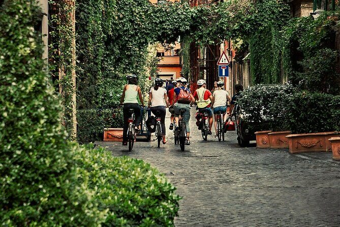 Taste of Rome with quality Cannondale E-Bike - Largo di Torre Argentina: Roman politics, then cat sanctuary
