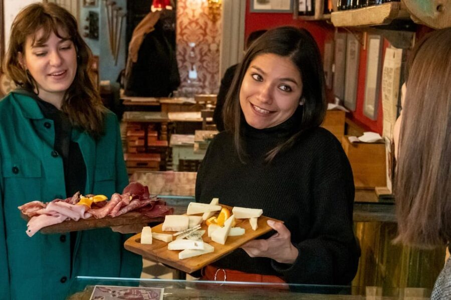 Taste of Tuscany: Food & Wine tour with Florentine Cuisine - Starting at Piazza della Passera: Getting your bearings without the big crowds