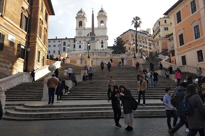 The hidden corners of Rome - Piazza di Pietra: the Temple of Hadrian in its square setting