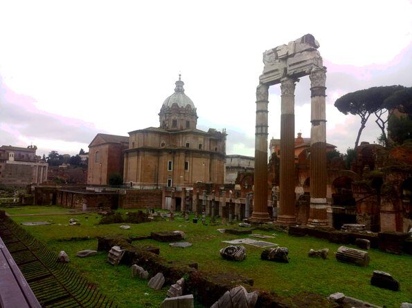 The last day of Julius Caesar: from the glory to the Ides of March - Tempio del Divo Giulio and Curia Julia: the Senate’s seat and its repairs