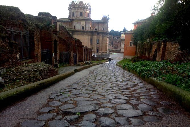 The last day of Julius Caesar: from the glory to the Ides of March - Start at Via di S. Gregorio and settle into Palatine Hill