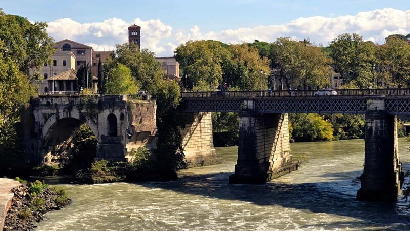 Tiber Island and Ghetto - Tiber Island (Isola Tiberina): a short walk with centuries packed in