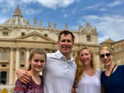 Top to Bottom Saint Peter's Basilica Tour with Dome Climb - Inside St. Peter’s Basilica: Beauty, Scale, and Michelangelo’s Pietà