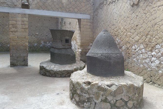Tour in the ruins of Herculaneum with an archaeologist - Meeting point on Via dei Papiri Ercolanesi: simple start, simple finish