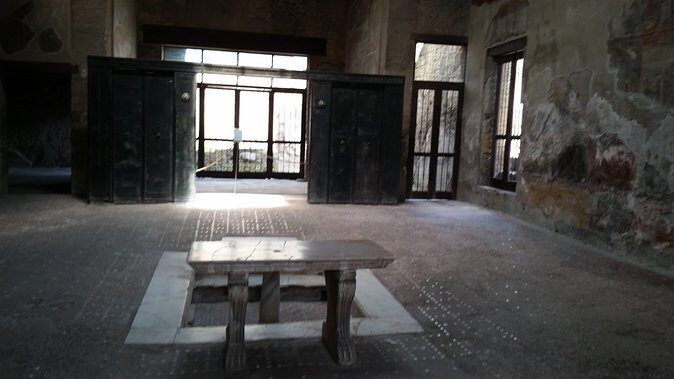 Tour in the ruins of Herculaneum with an archaeologist - Heat and walking comfort: how to prepare for an outdoor ruins visit