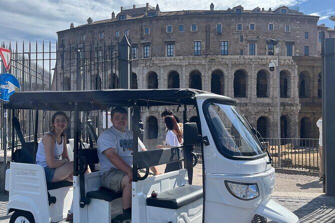 Tour privato di 3 ore al centro di Roma con un E-Tuk elettrico - Piazza del Campidoglio: Michelangelo’s Starry Floor and Big Views