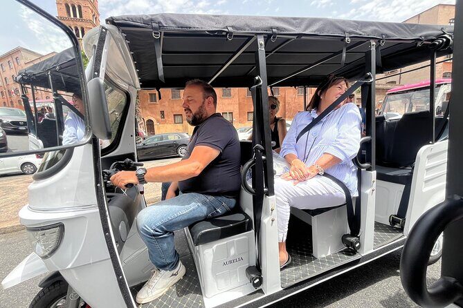 Tour privato di 3 ore al centro di Roma con un E-Tuk elettrico - Isola Tiberina: The Small Island With a Big Legend