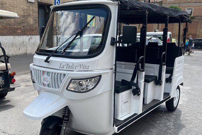 Tour privato di 3 ore al centro di Roma con un E-Tuk elettrico - Colosseum: More Than a Photo Stop