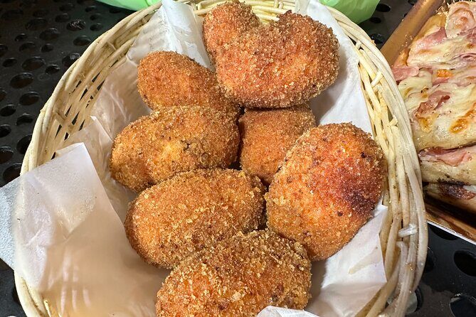 Trastevere Guided Walking Street Food Tour in Rome - Piazza in Piscinula and Vicolo della Renella: the walking in-between matters