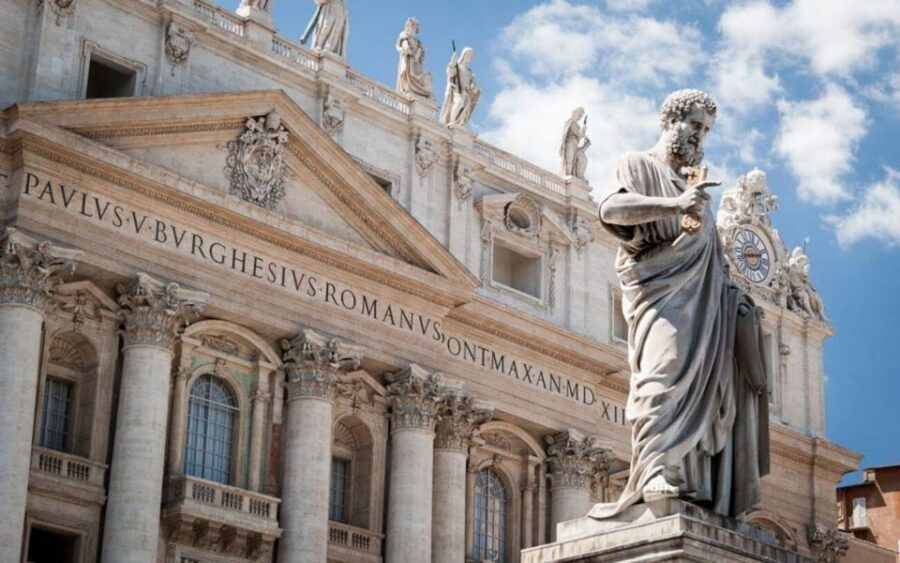 Vatican City: St. Peter's Basilica Walking Tour - The approach and first photo stop: that pilgrim feeling