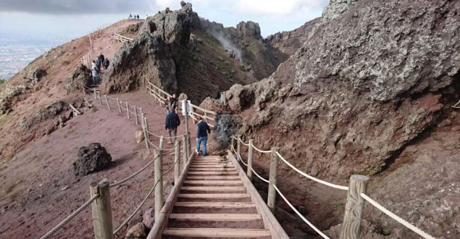 Vesuvius: Skip-the-line tickets with round trip transport - Skip-the-line ticketing: how it changes your crater timing