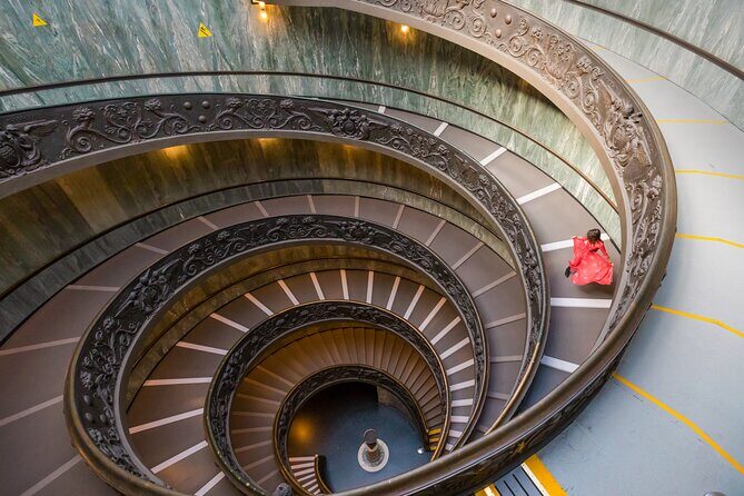 Vip Vatican Early Entry with special access to the Sistine Chapel - Cortile della Pigna: a smart buffer after the big rooms